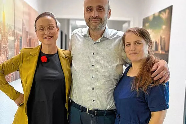 Beyazit Sarikaya und seine Frau, NazmiyeSarika, hier mit Christine Sarnow (li), betreiben seit Oktober 2023 als Nachfolger den Rebstock.